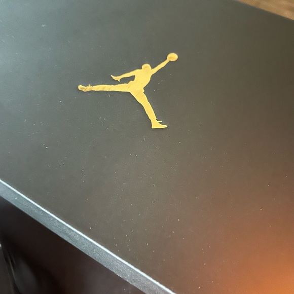 Air Jordan max aura2 youth size 4 - Picture 7 of 8